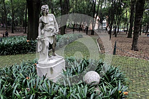 Estatua en Bosque de chapultepec photo