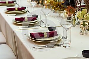 Estaurant table and plates with cloth napkins