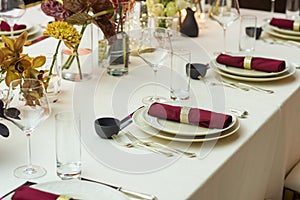 estaurant table and plates with cloth napkins