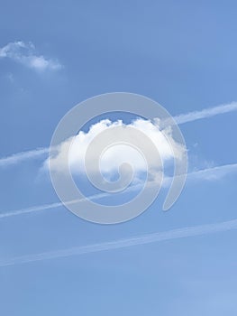 Estela de condensaciÃ³n o rastro defractario. Estelas y nube en cielo azul. photo