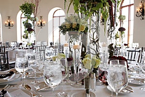 Estive dinner. Wedding table setting. Banquet. Celebration. Tropical style. Table setting. Restaurant. Flower decor.