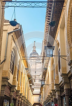 Estrecha y antigua calle de la AlcaicerÃÆÃÂ­a en la ciudad de Grana photo