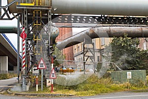 estructuras de tuberÃ­as junto a seÃ±alizaciÃ³n de peligro, y contaminaciÃ³n.