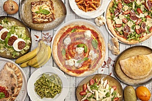 Estupendos platos italianos y pizzas. Tallarines pesto, lasaÃÂ±a de carne, calzone relleno, margarita con queso de bufala, plÃÂ¡ photo