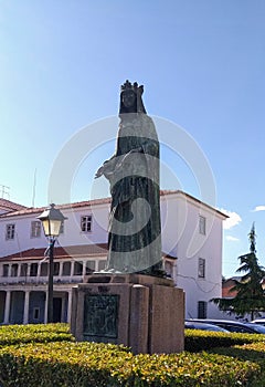 Rainha D. Isabel Statue photo