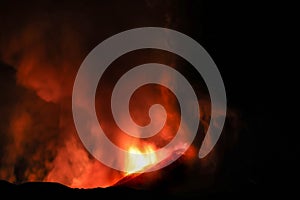 Etna durante suggestiva eruzione di notte con grandi emissioni di vapore nel cielo notturno dal cratere della cima del vulcano del