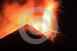 Etna - Enorme esplosione di magma e lava dal cratere del vulcano di Sicilia vista di notte photo