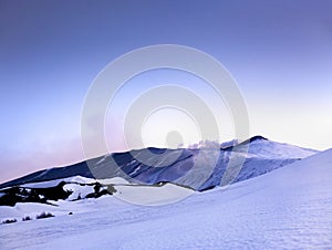 Etna - paesaggio invernale con neve al tramonto durante la blue hour sul vulcano Etna al crepuscolo - Sicilia