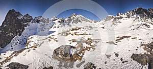 Evropské krásné zimní hory. Krásný alpský panoramatický výhled na sníh. Vysoké Tatry, Slovensko. Terryho chata.