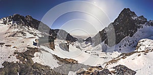 Európske krásne zimné hory. Krásny alpský panoramatický snehový výhľad. Vysoké Tatry, Slovensko. Terryho chata.