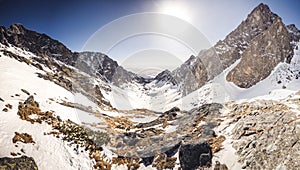 Európske krásne zimné hory. Krásny alpský panoramatický snehový výhľad. Vysoké Tatry, Slovensko. Terryho chata.