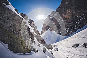 Európske krásne zimné hory. Krásny alpský panoramatický snehový výhľad. Vysoké Tatry, Slovensko. Terryho chata.