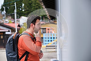 European turist choosing a drink in a japanese vending machine, jidouhanbaiki.