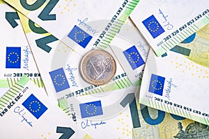 Dinero. uno monedas acostada sobre el uno cien billetes. naturaleza muerta mucho de unión Europea banderas 
