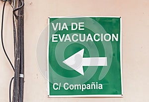 Evacuation sign in spanish on green background photo