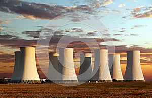 Večerný farebný západ slnka pohľad na jadrovú elektráreň