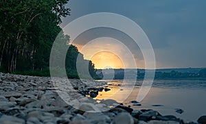 Rocoso un rio costa contra el cielo hermoso atardecer 