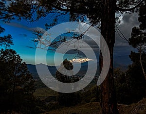 Evening shot of beautiful dhauladhar mountain in himachal pradesh