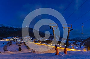 Večerní lyžování v lyžařském středisku Donovaly, Nízké Tatry, Slovensko