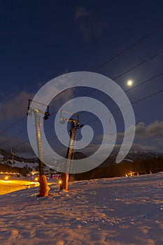 Večerní lyžování v lyžařském středisku Donovaly, Nízké Tatry, Slovensko