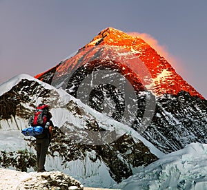 Evening view of Mount Everest with tourist