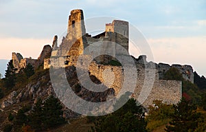 Večerný pohľad na zrúcaninu Čachtického hradu - Slovensko