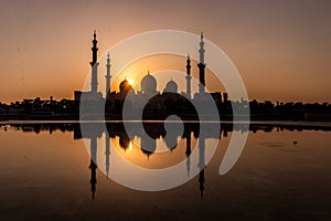 Evening view of Sheikh Zayed Grand Mosque in Abu Dhabi, United Arab Emirat