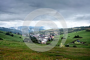 Večerný pohľad na obec Pribiš, okres Dolný Kubín, Slovensko, leto 2016