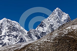 Everest base camp trek in Himalaya mountains