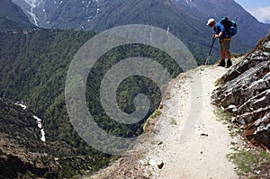 Everest trek, Tourist looking down from dangerous mountain walkway on Pangboche - Portse upper trail. Mountains Himalayas