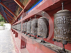 Oración redondo en tibetano templos 