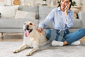 Retrato mujer joven su el perro móvil 