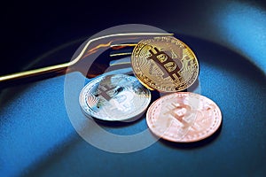 Everyone wants bitcoin, Digital currency physical three bitcoins