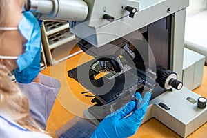 Examine in the laboratory under a microscope. Selective focus.