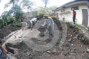 Excavating bunker