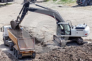 Excavation loading with excavator