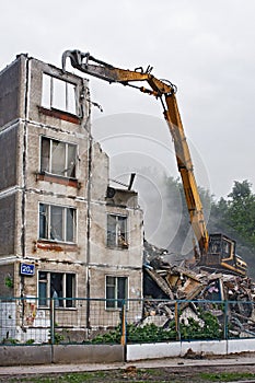 Excavator destroys the old soviet residential house in Moscow