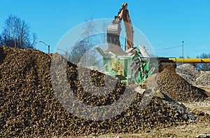 Excavator and screener machine working
