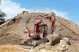 Excavator to dig below the mountain