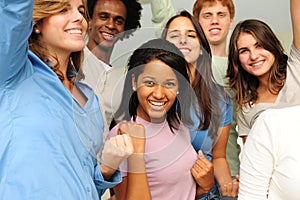 Entusiasmado a feliz grupo de diverso joven 