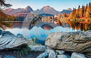 Vzrušujúci jesenný pohľad na Štrbské pleso. Nádherná večerná scéna národného parku Vysoké Tatry, Slovensko, Európa. Krása