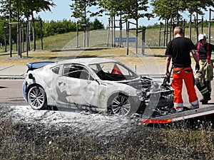 Exclusive sports car caught fire in the middle of the highway