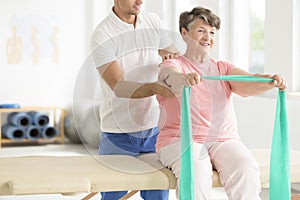 Exercising with an resistance band with a support of a physiotherapist