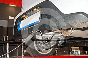 Exhaust gas measurement at a diagnostic station in a passenger car