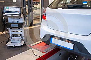 Exhaust gas measurement at a diagnostic station in a passenger car