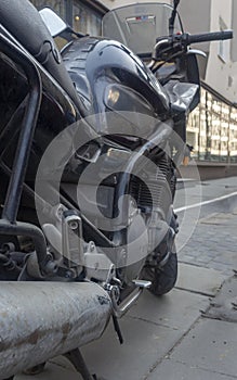 Exhaust pipe, motorcycle frame, fuel tank, steering wheel, motorcycle side view