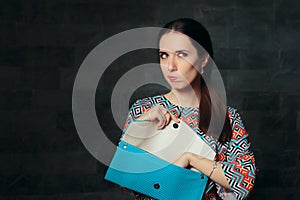 Nešťastný ozdobný žena kontrola vnútri prázdny taška 