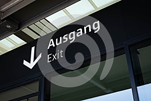 Abfahrt (Deutsch) Büro gebäude oder flughafen 