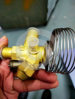 Expansion valve for coldroom refrigerant