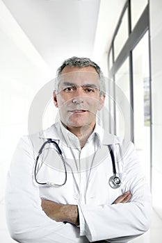 Expertise senior doctor hospital portrait photo